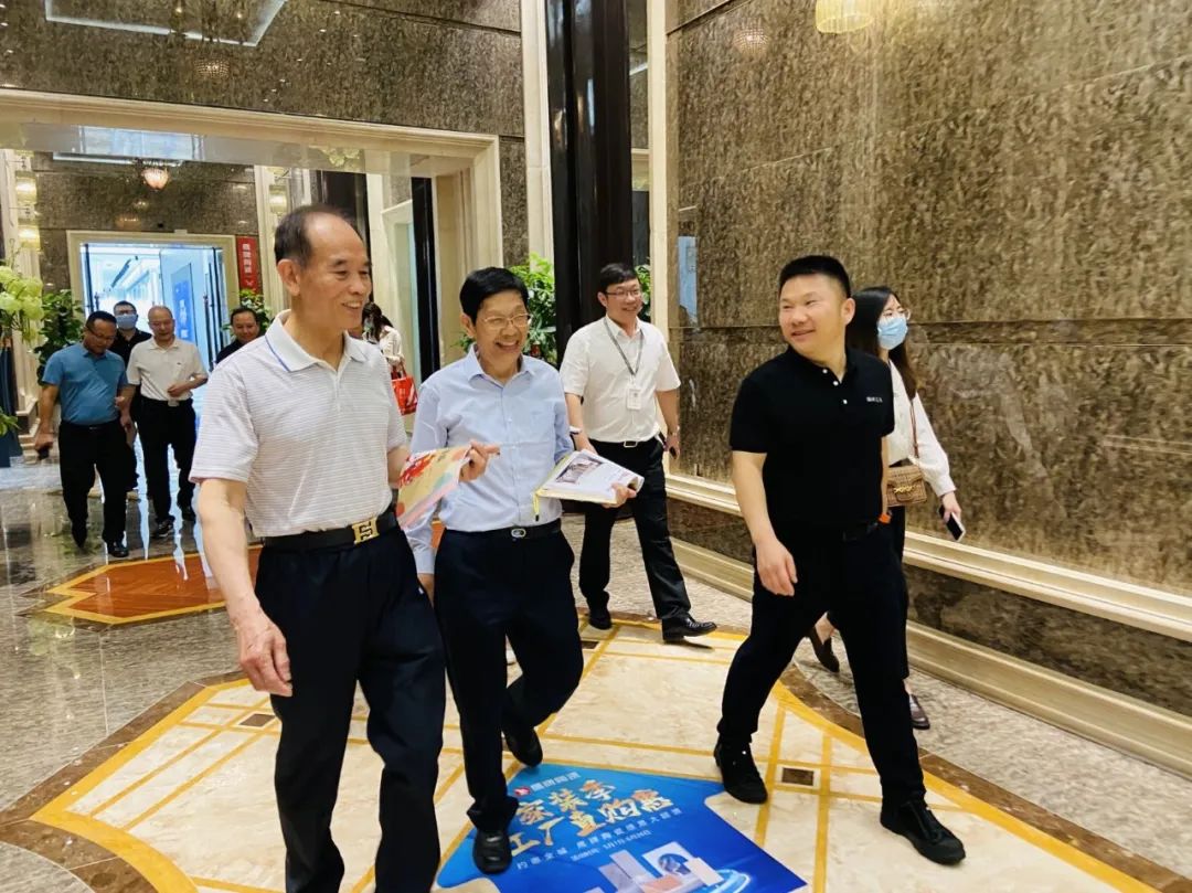 走進鷹牌｜2022新銳榜評審團蒞臨鷹牌陶瓷總部展廳深入考察(圖2)