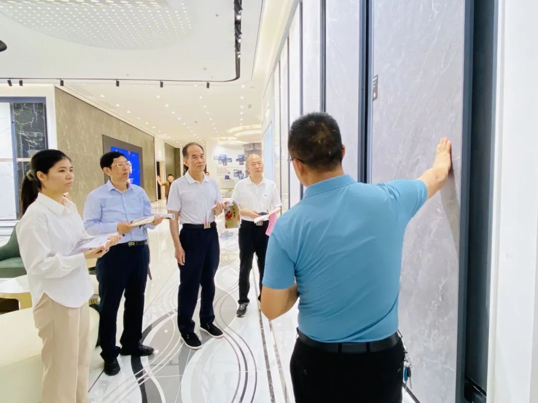 走進鷹牌｜2022新銳榜評審團蒞臨鷹牌陶瓷總部展廳深入考察(圖3)