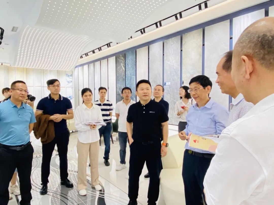 走進鷹牌｜2022新銳榜評審團蒞臨鷹牌陶瓷總部展廳深入考察(圖4)