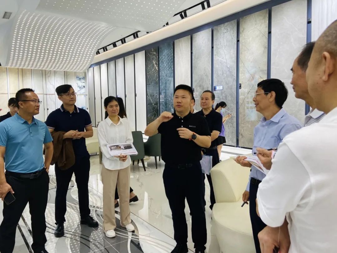 走進鷹牌｜2022新銳榜評審團蒞臨鷹牌陶瓷總部展廳深入考察(圖9)