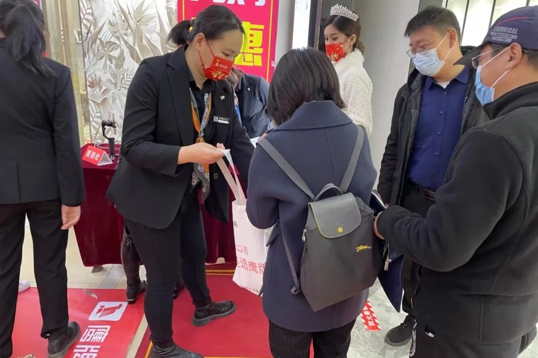 勢不可擋,鷹牌陶瓷終端布局再提速,石家莊1000㎡旗艦店盛大開業!(圖8) 勢不可擋,鷹牌陶瓷終端布局再提速,石家莊1000㎡旗艦店盛大開業!(圖8)