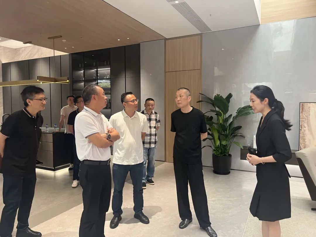 共話家居發(fā)展新趨勢｜湖南千思裝飾集團張董一行蒞臨鷹牌總部參觀交流