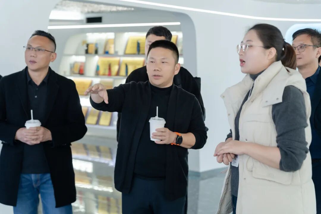 交流互進 共謀發展｜鷹牌集團赴千思裝飾考察交流，共話行業發展新趨勢(圖9)